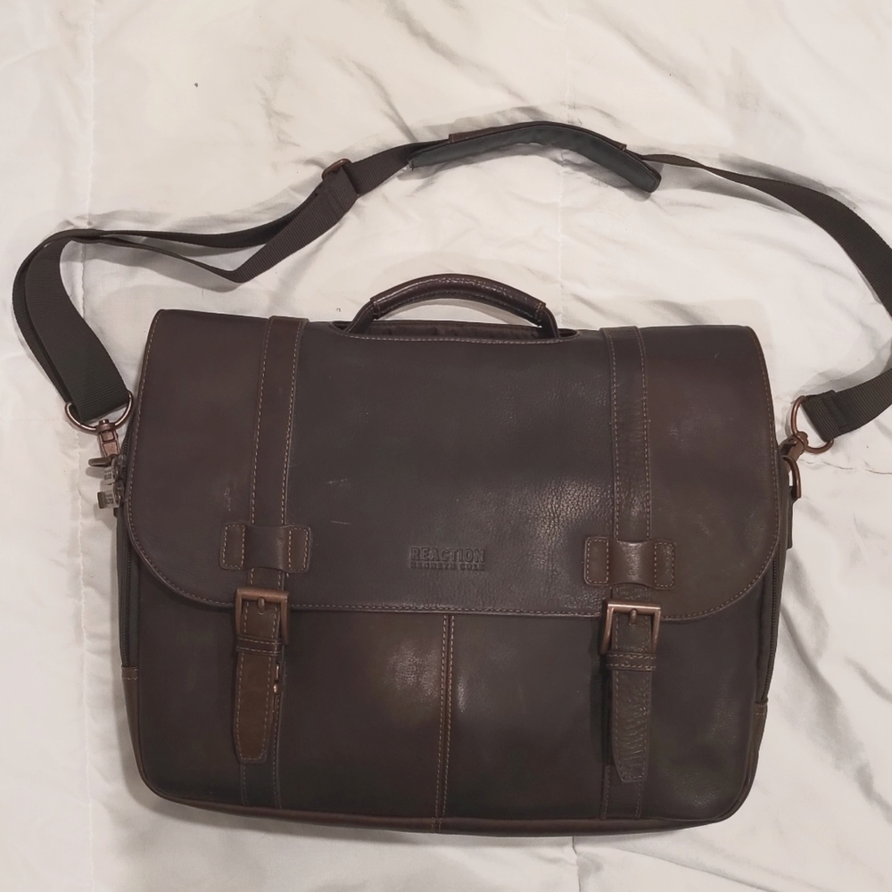 Kenneth Cole Reaction Leather Messenger bag
